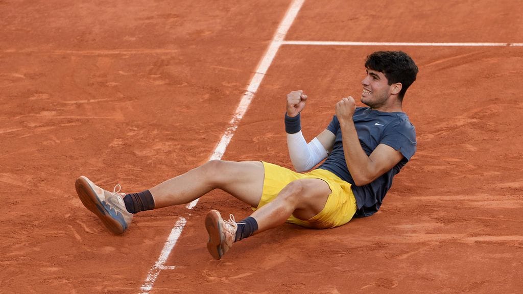 Carlos Alcaraz vei Ranskan avoimet historiallisesti nimiinsä.