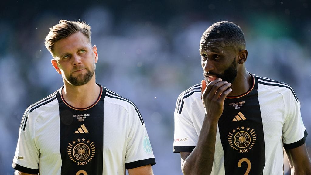 Niclas Füllkrug ja Antonio Rüdiger jouduttiin erottamaan toisistaan 4000 kannattajan seuratessa Saksan harjoituksia.