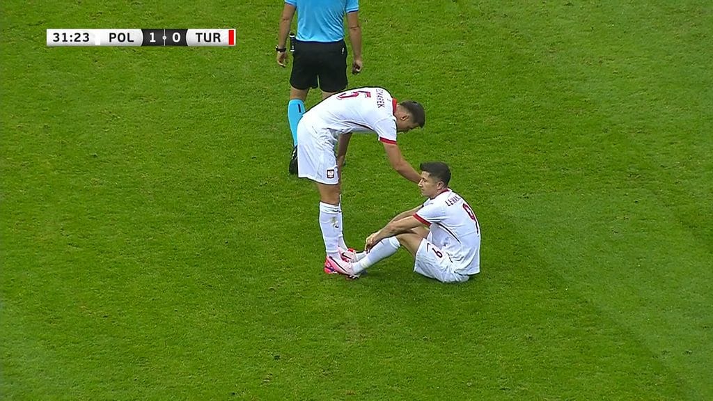 Robert Lewandowski poistui EM-kenraalista – loukkaantuminen säikäytti Puolan joukkueen
