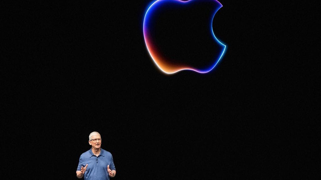 Applen toimitusjohtaja Tim Cook kehui uudistuksen vievän yhtiön tuotteet "uusiin ulottuvuuksiin".