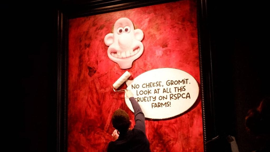 Aktivistit töhrivät kuningas Charlesin ensimmäisen virallisen muotokuvan.