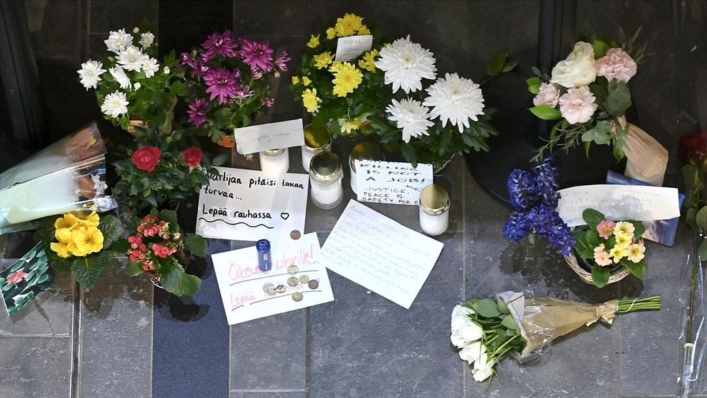 Kukkia ja kynttilöitä kauppakeskus Isossa Omenassa Espoossa 10. tammikuuta 2023.