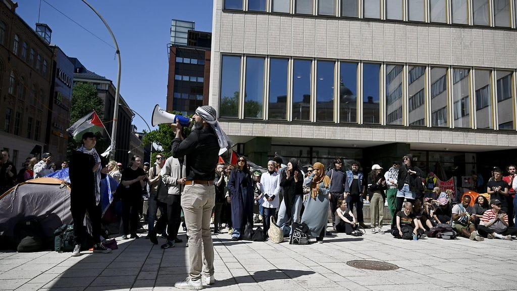 Poliisi hajotti mielenosoituksen keskiviikko-iltana.