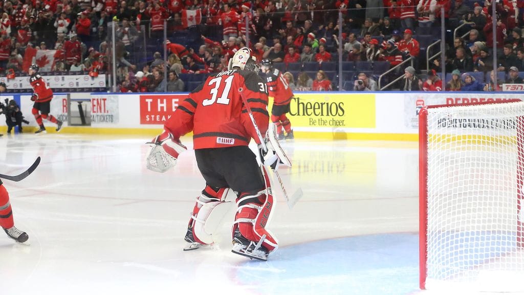 Kuvassa Carter Hart, joka torjui Kanadan maalilla vuoden 2018 nuorten MM-kisoissa.