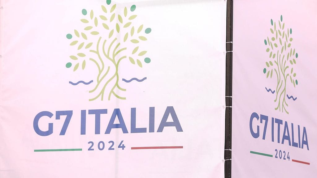 Paikalla on valtiojohtoa G7-maista eli Yhdysvalloista, Japanista, Kanadasta, Saksasta, Ranskasta, Italiasta, Britanniasta sekä EU:sta