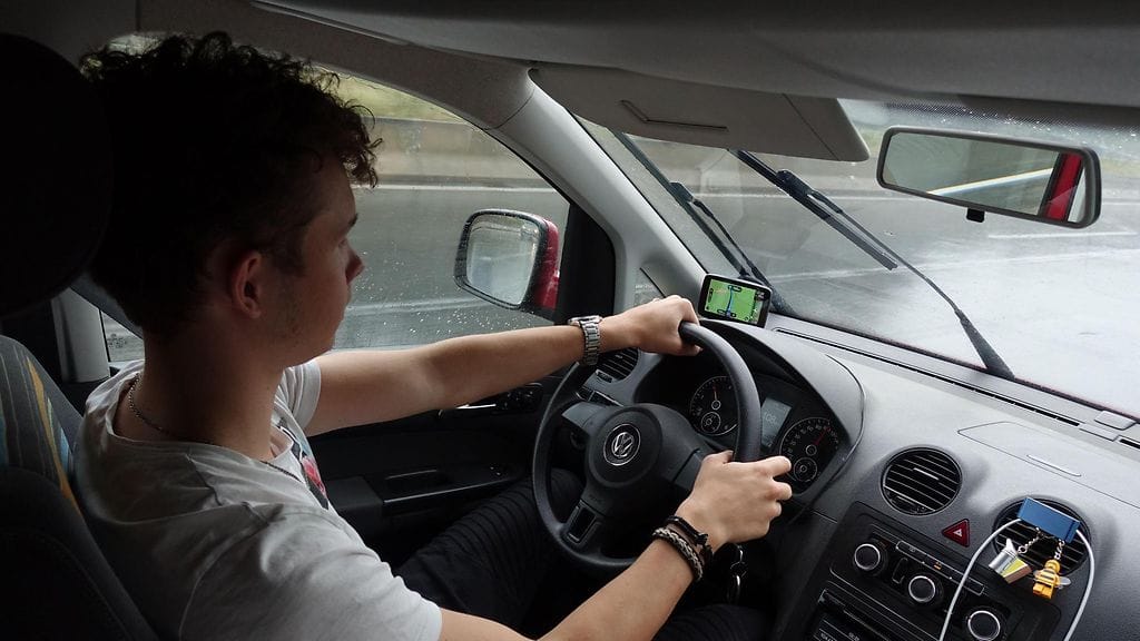 Kuvituskuva autoilijasta. Vain alle puolet väestöstä olisi valmis alentamaan liikennenopeutta, jos kanssamatkujasta sitä pyytäisi.