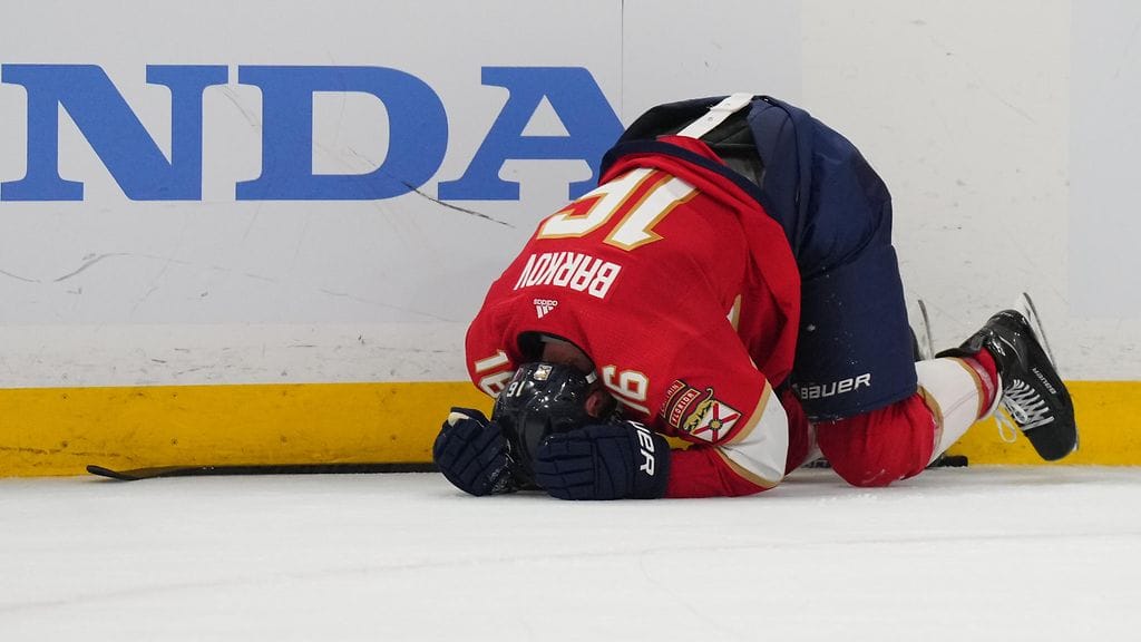 Aleksander Barkov sai iskun päähänsä toisessa finaaliottelussa.