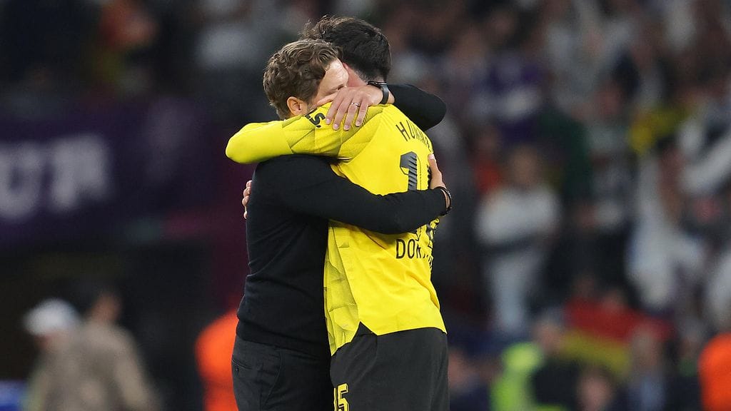 Edin Terzic ja Mats Hummels halasivat sovinnollisesti Mestarien liigan finaalitappion jälkeen.