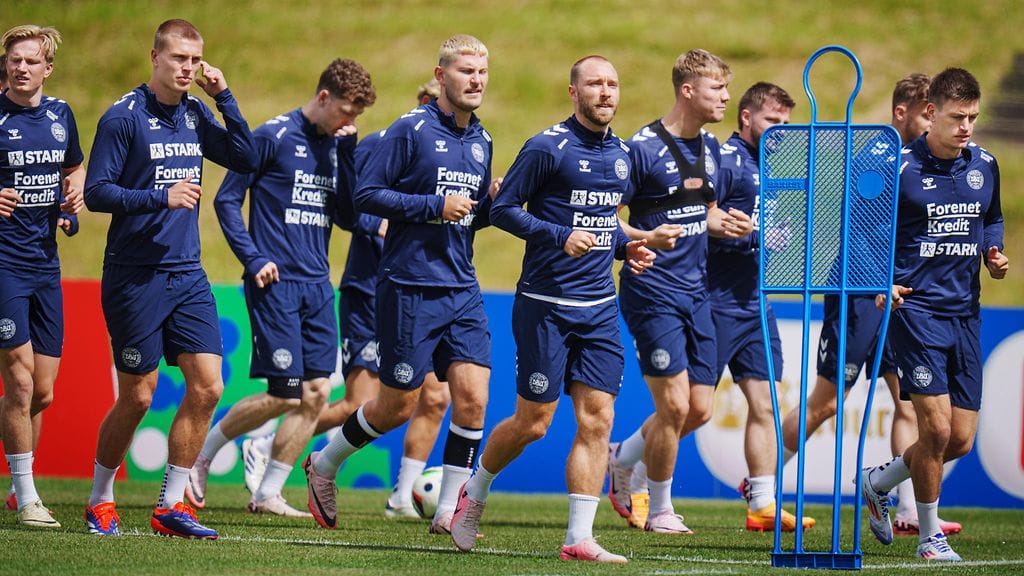 Tanskan harjoituskentän nurmi on huonossa kunnossa.