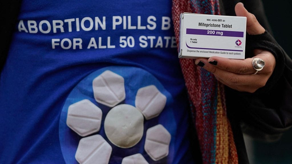 Vuonna 2000 Yhdysvaltain elintarvike- ja lääkevirasto FDA:n hyväksynnän saanutta mifepristoniksi kutsuttua pilleriä käytetään Reutersin mukaan yli 60 prosentissa Yhdysvaltojen aborteista.