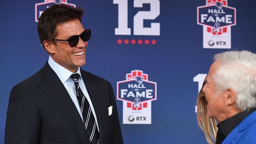 Tom Brady (vasemmalla).