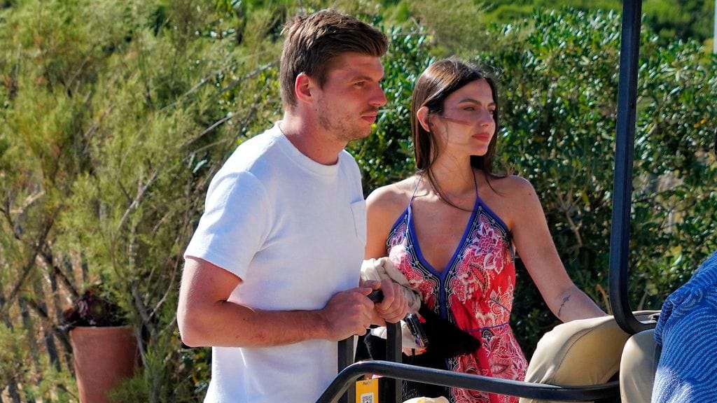 F1-tähti Max Verstappen (vasemmalla) ja tämän tyttöystävä Kelly Piquet (oikealla).