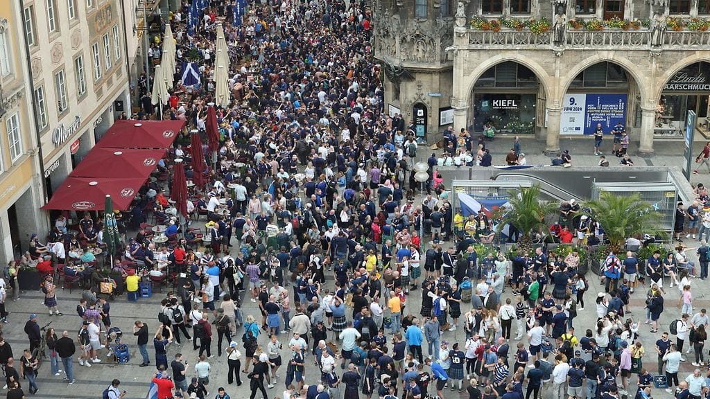 EM-kisakannattajat täyttivät Marienplatzin aukion jo torstaina Münchenissä.