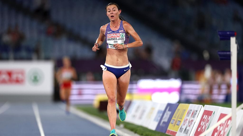 Jessica Warner-Judd lyyhistyi radan pintaan kesken naisten 10 000 metrin kilpailun Rooman EM-kilpailuissa.