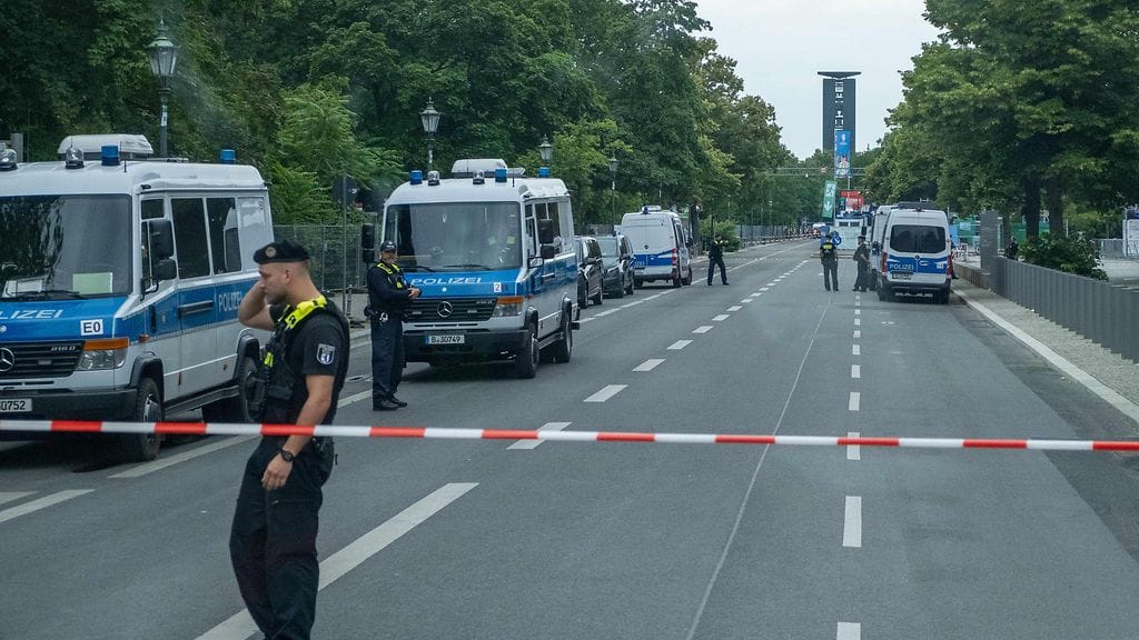 Poliisi joutui tyhjentämään fanialueen epäilyttävän esineen takia.