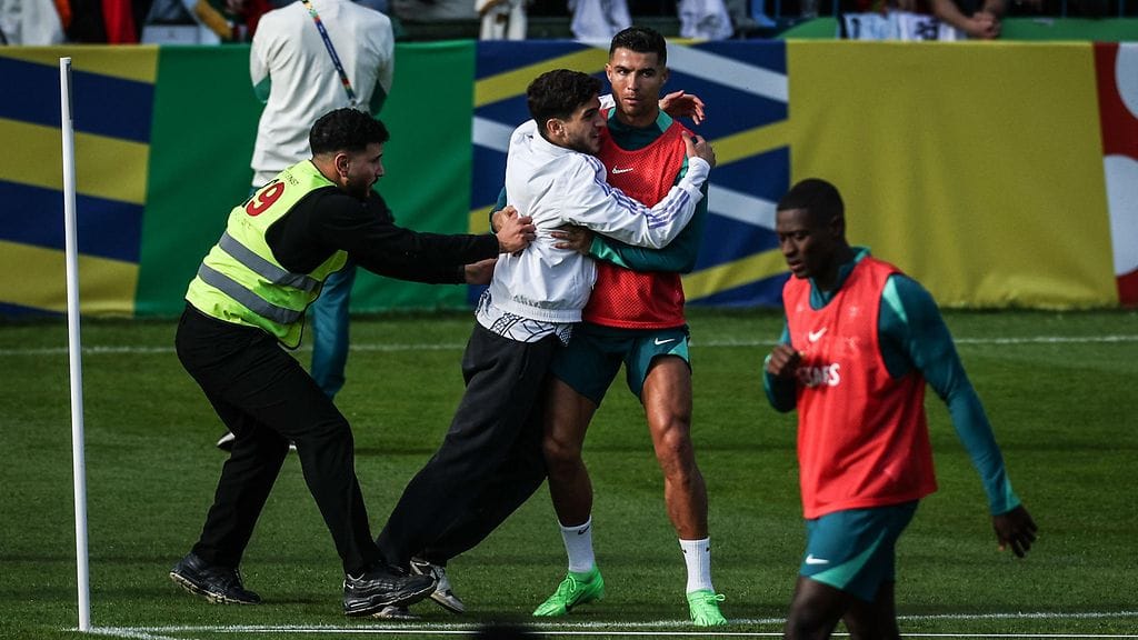 Fanit ovat innostuneet Cristiano Ronaldon näkemisestä EM-kisoissa, ehkä vähän liikaakiin.