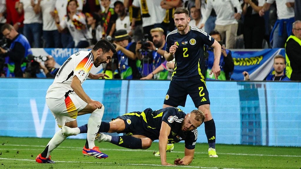 Skotlannin Ryan Porteous (kuvassa poikittain maassa) taklasi karmivalla tavalla Saksan Ilkay Gündogania EM-kisojen avausottelussa perjantaina.