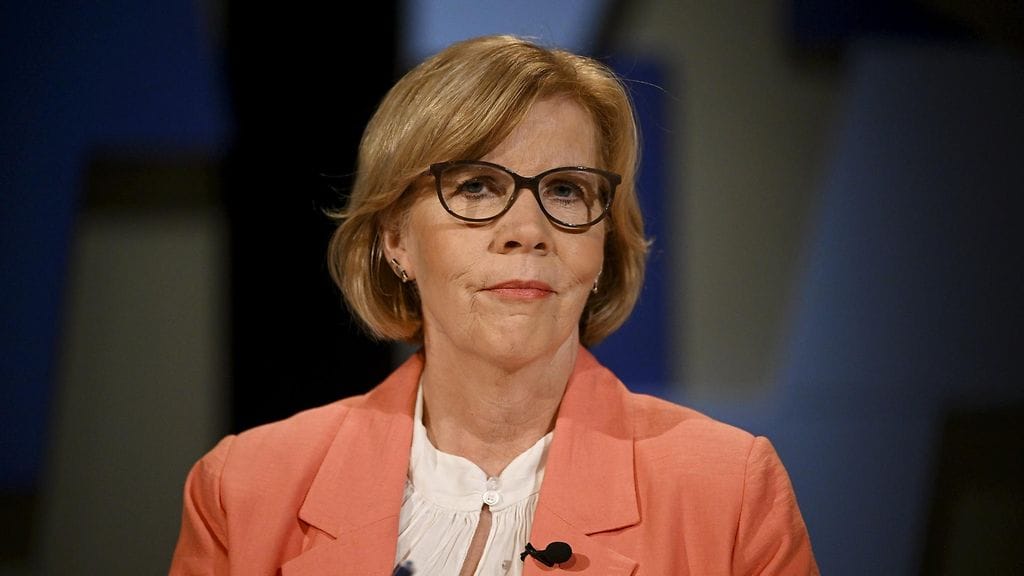 Opetusministeri Anna-Maja Henrikssonille myönnetään ero ministerin tehtävästä, ja hänen tilalleen opetusministeriksi nimitetään Anders Adlercreutz.