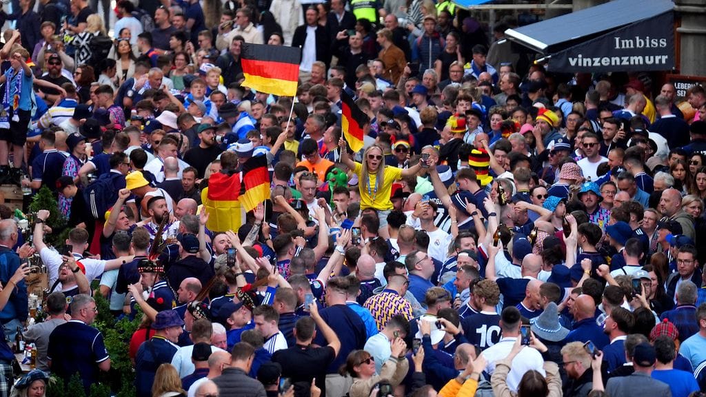 Münchenin kadut olivat täynnä jalkapallokannattajia ennen EM-kisojen avausottelua Saksa–Skotlanti.