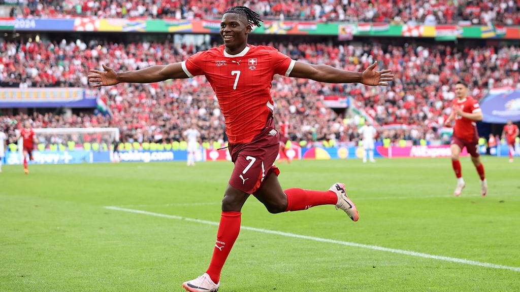 Breel Embolo onnistui maalinteossa, vaikka polvituki putosi jalasta kesken viimeistely-yrityksen.