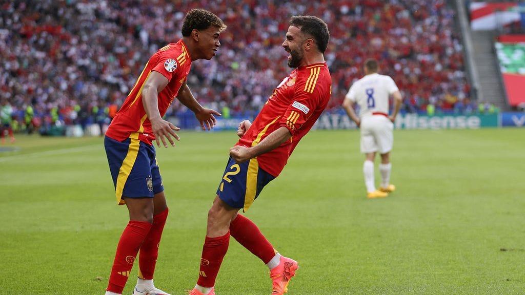 Lamine Yamal (vas.) ja Dani Carvajal tuulettivat Espanjan 3–0-osumaa.