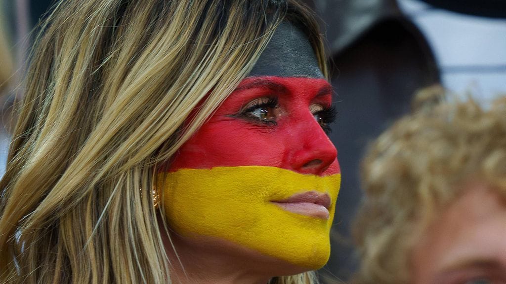 Supermalli Heidi Klum tunnusti Saksan väriä EM-kisojen avausottelussa perjantaina.