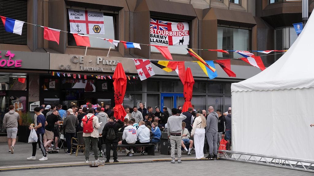 Englannin ja Serbian fanit ovat täyttäneet Gelsenkirchenin kadut jo heti sunnuntaiaamusta alkaen.