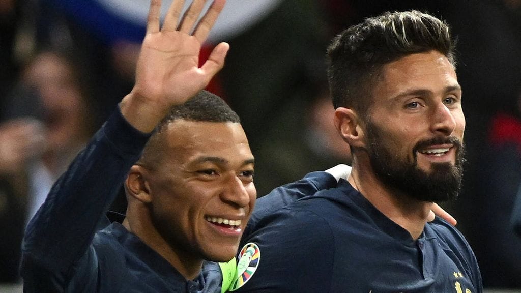 Kylian Mbappé (vas.) puhui Olivier Giroud'sta Ranskan jalkapallomaajoukkueen isänä.