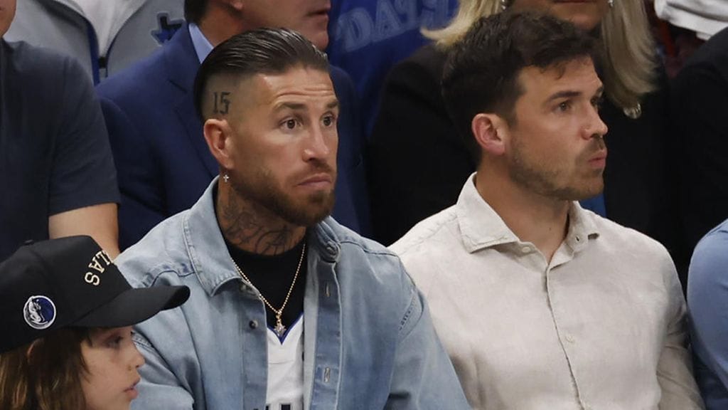 Sergio Ramos seuraamassa NBA:n neljättä loppuottelua Dallas Mavericksin ja Boston Celticsin välillä. Kuvassa näkyy toinen hänen päätatuoinneistaan, numero 15.