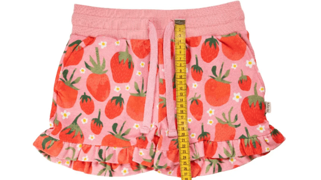 Kuvan shortseista tulee lyhentää tai poistaa nyöri. Vaihtoehtoisesti tuotteen voi palauttaa ostopaikkaan.