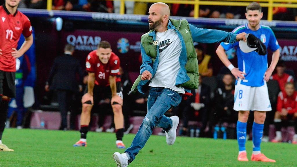 Kentälle rynnännyt kannattaja kertoi, että tapahtuneen taustalla oli pojan kanssa lyöty veto.