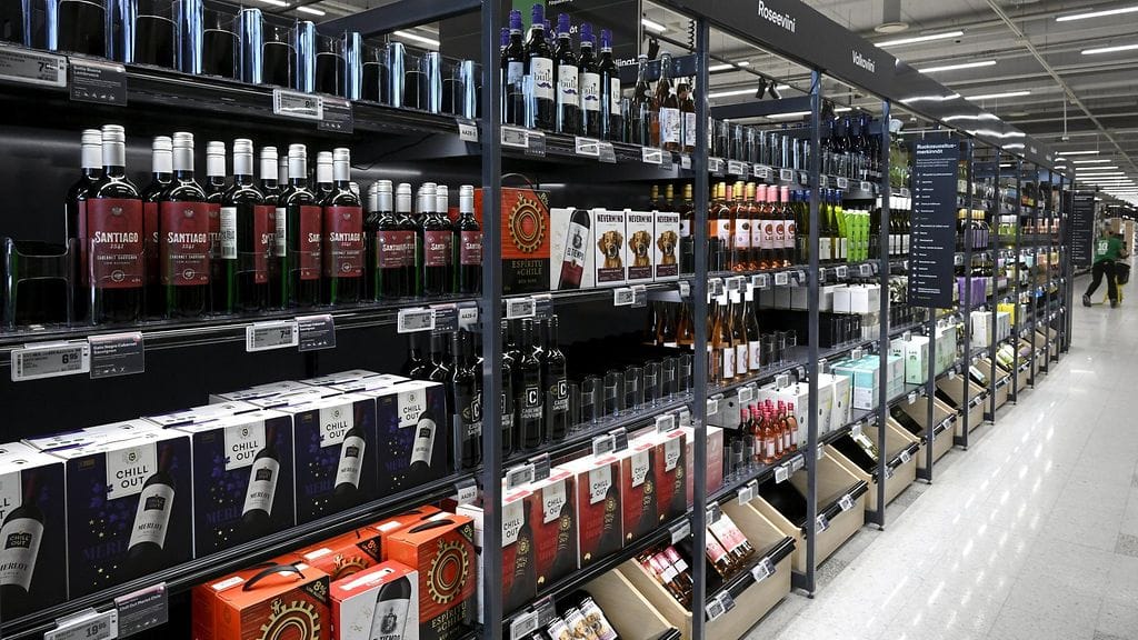 Juomahyllyjä Kaaren Prismassa Helsingissä. Kuvituskuva.