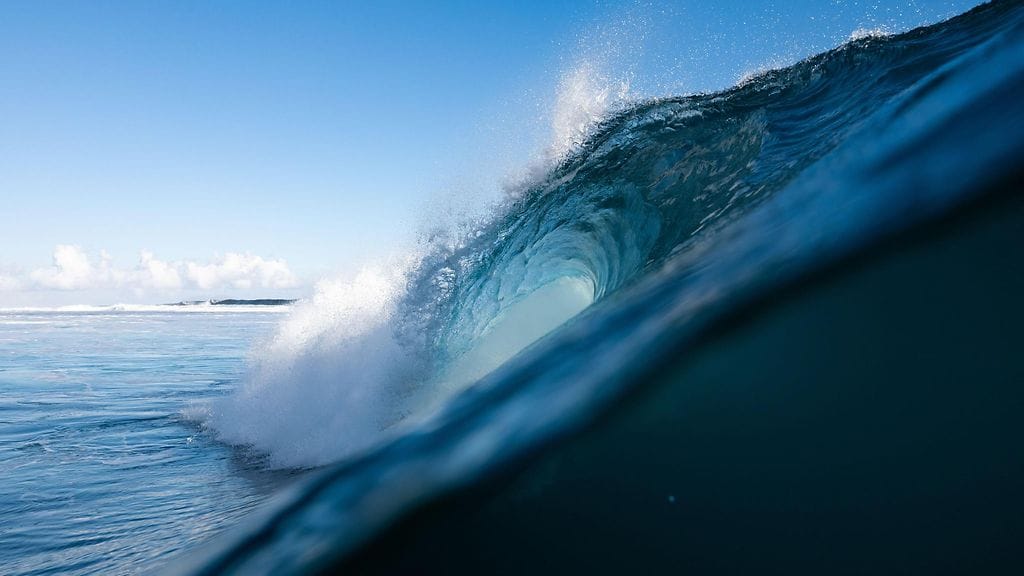 Pariisin kesäolympialaisten surffauskilpailut kisataan Tahitilla. Kuvituskuva.