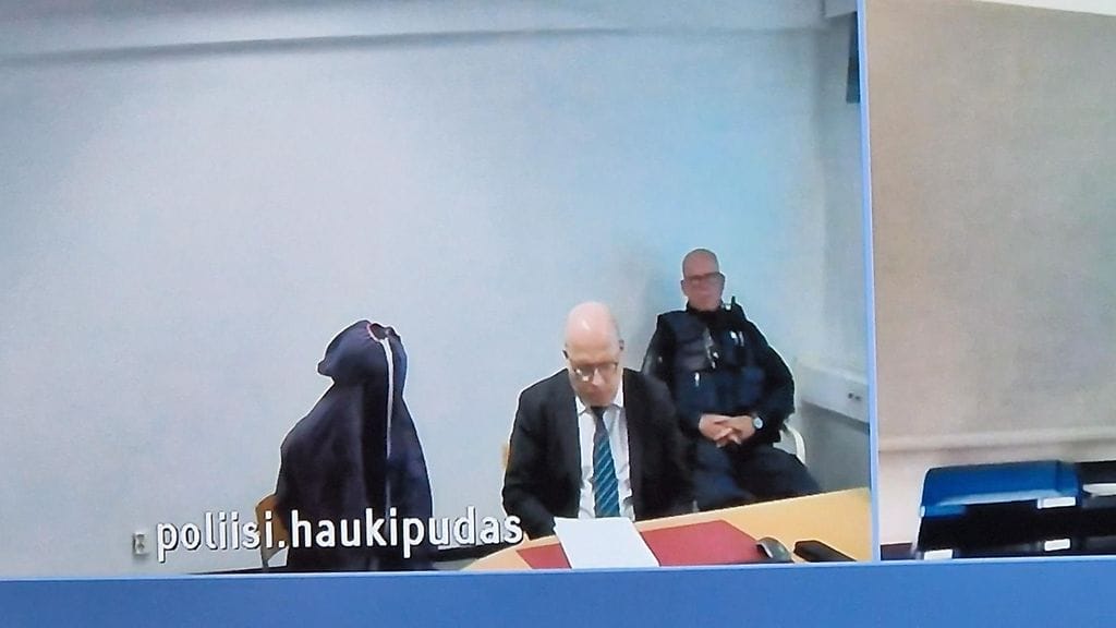 Rikoksesta epäilty mies peitti kasvonsa visusta käräjäoikeuden vangitsemiskäsittelyssä.