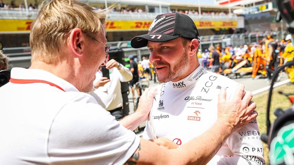 Mika Häkkinen (vasemmalla) ja Valtteri Bottas (oikealla).