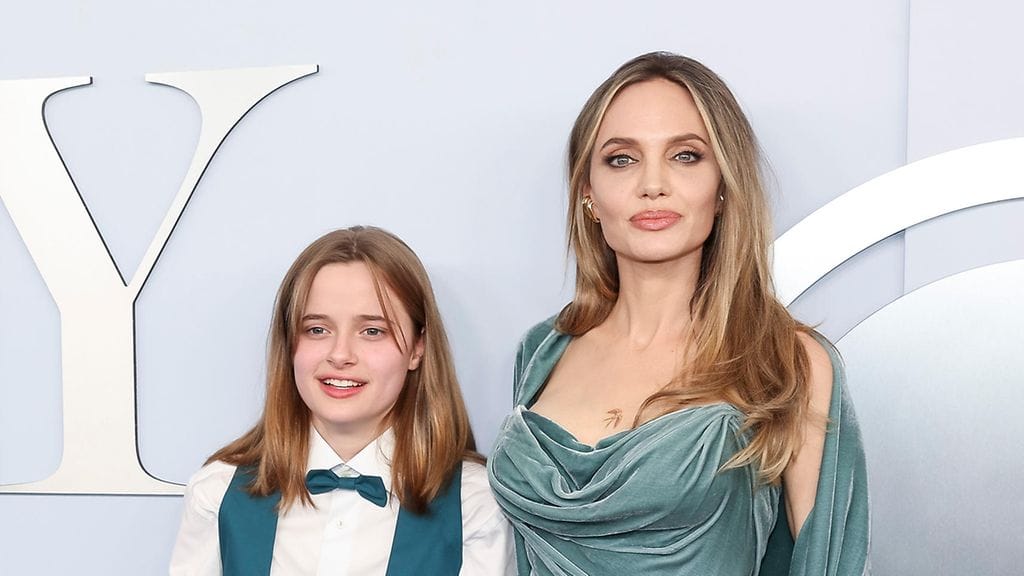 Angelina Jolie punaisella matolla 15-vuotiaan tyttärensä Viviennen kanssa.