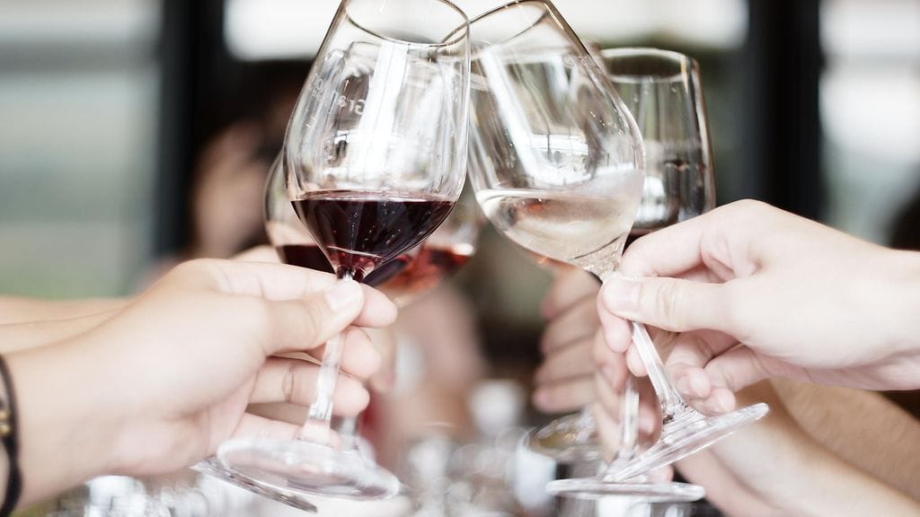 alkoholia laseissa juhlissa