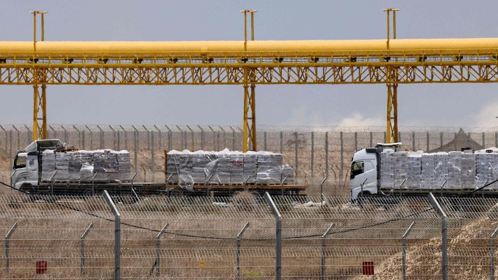 Israel on luvannut taukoja taisteluissa Kerem Shalomin rajanylityspaikalta lähtevän tien varrella. Kuvituskuvassa egyptiläisiä kuorma-autoja, jotka kuljettavat humanitaarista apua Gazan alueelle, Kerem Shalomin rajanylityspaikalla Etelä-Israelin ja Gazan välillä 30. toukokuuta.