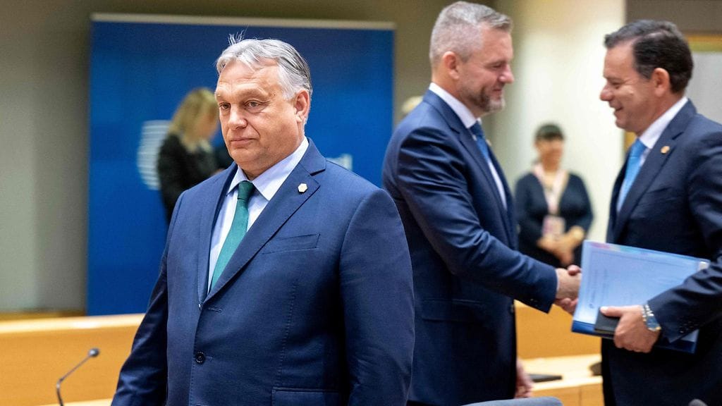 Unkarin pääministeri Viktor Orban (vas.) Brysselissä eilen maanantaina ennen EU:n johtajien epävirallista huippukokousta, jossa keskustellaan muun muassa Eurooppa-neuvoston puheenjohtajan valinnasta.