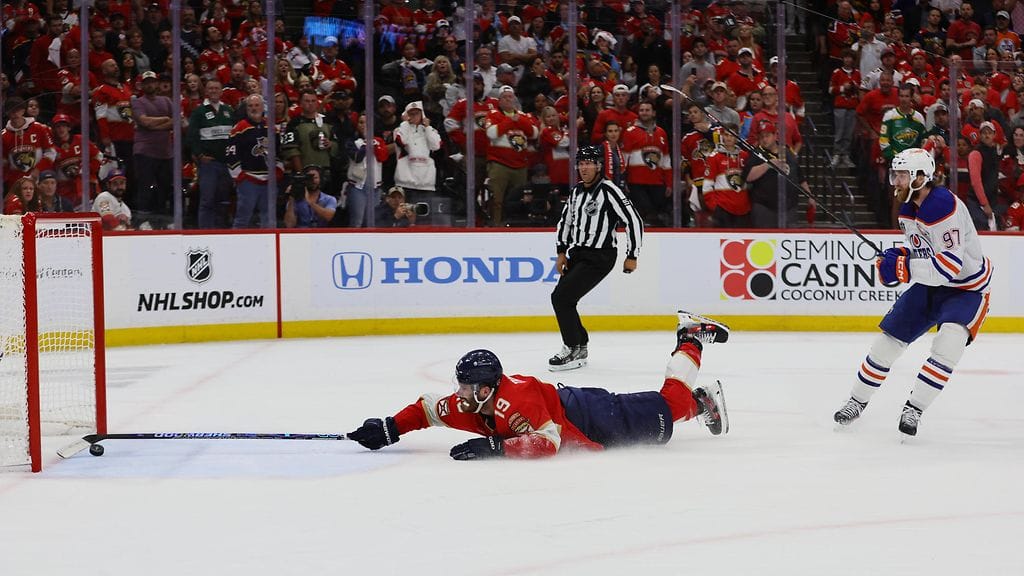 Matthew Tkachukilta häikäisevä pelastus – Connor McDavid onnistui silti maalinteossa