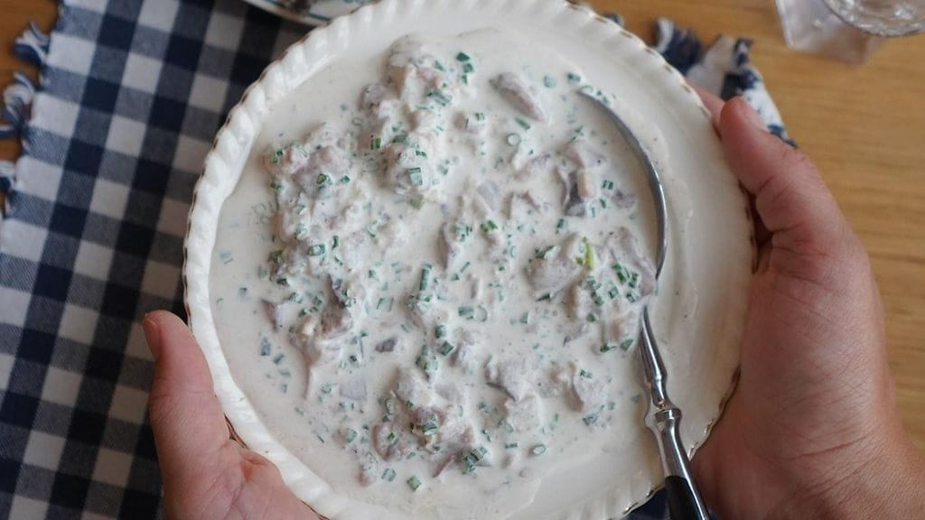 Bella Tablen Kia ja Petra valmistivat smetanasilliä MTV:n Viiden jälkeen -ohjelmassa.