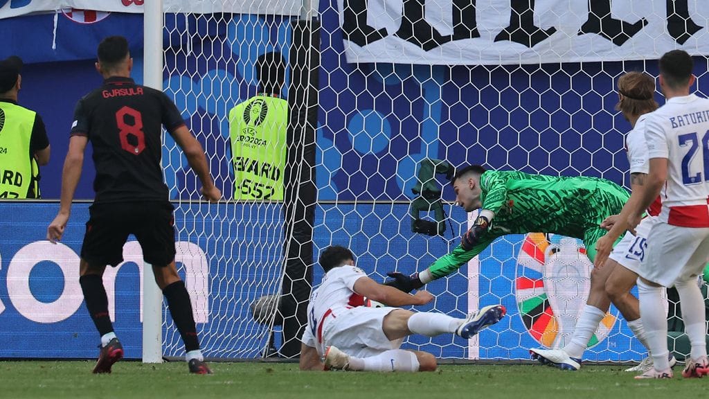 Albanian Klaus Gjasula (numero 8) iski dramaattisen tasoitusmaalin Kroatian verkkoon jalkapallon EM-kisoissa.