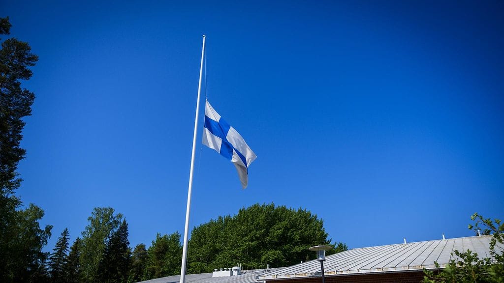 Suruliputus Valkeakoskella tapetun15-vuotiaan tytön muistoksi 27. toukokuuta.