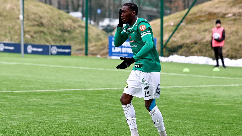 Abdoulaye Kante sai punaisen kortin jo 20 sekunnin pelin jälkeen.