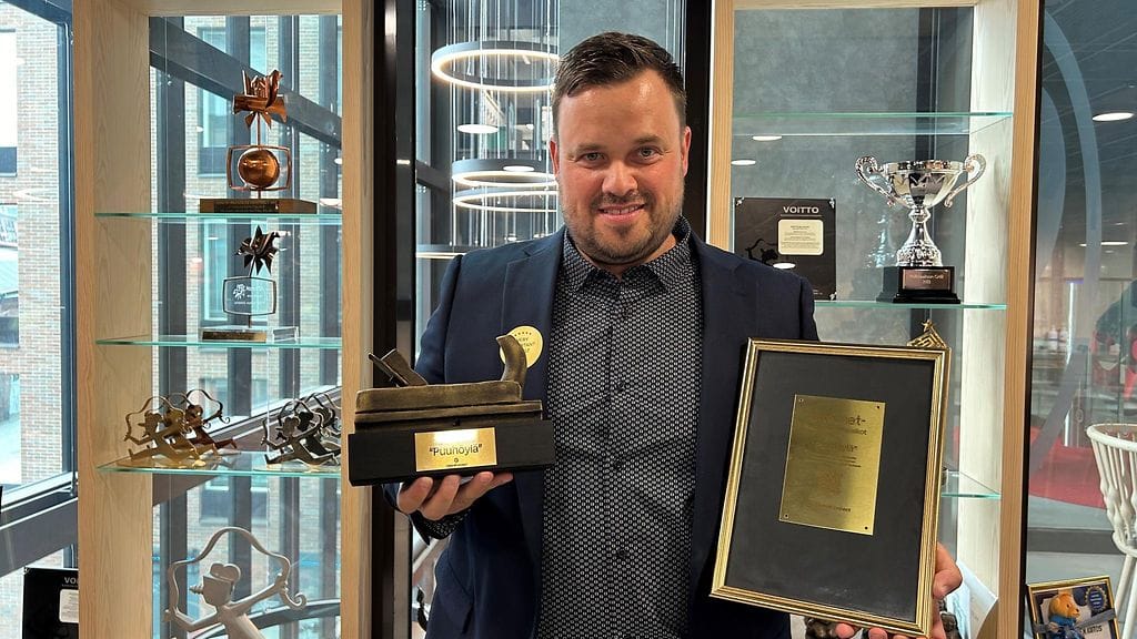 Tony Hällfors palkittiin legendaarisesta Voittopotti-ohjelmasta viraaliksi nousseesta Puuhöylä-videosta 19. kesäkuuta.