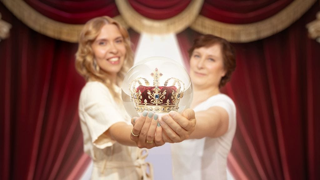 Uudessa ohjelmassa viihdetoimittaja Aino Haili ja kuninkaallisasiantuntija Satu Jaatinen käyvät läpi monipuolisesti eri hovien tapahtumia ja taustoja.