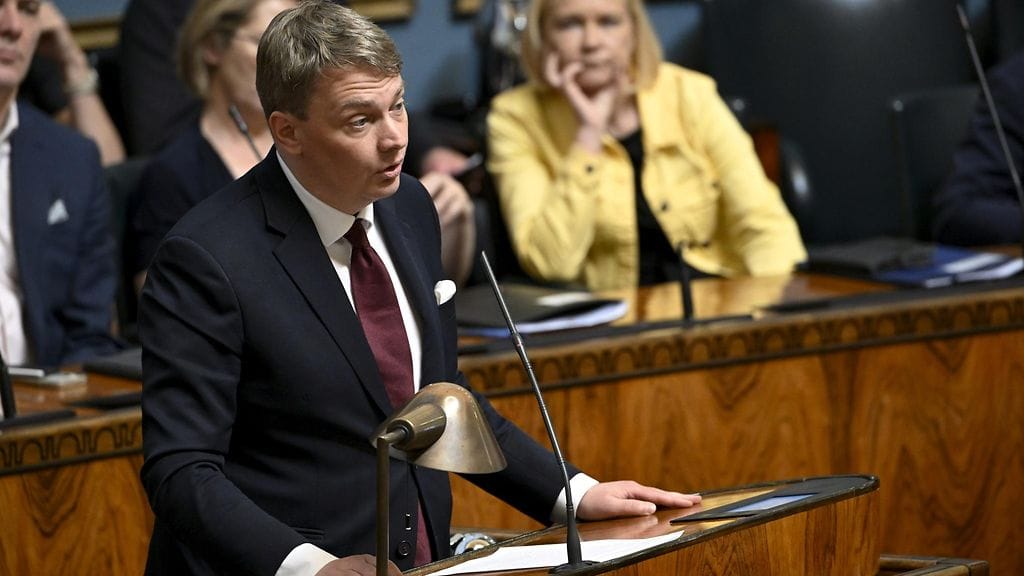 Otto Andersson piti RKP:n ryhmäpuheenvuoron eduskunnan täysistunnossa Helsingissä 20. kesäkuuta 2024. Istunnossa käytiin keskustelu vasemmistoliiton, SDP:n ja vihreiden hallitukselle jättämästä välikysymyksestä elinkeinoministeri Wille Rydmanin (ps.) asemasta.