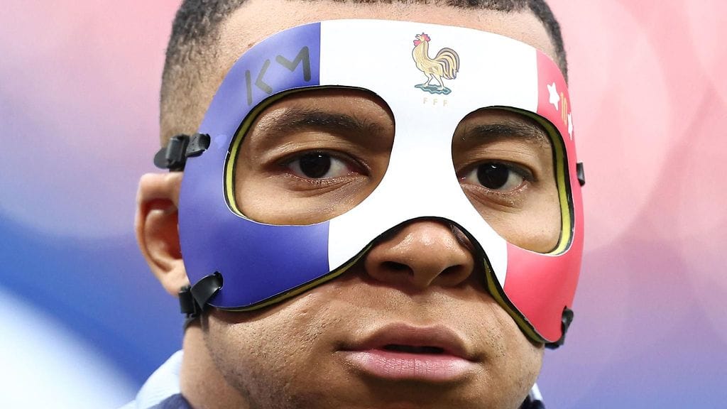 Kylian Mbappé oli Ranskan harjoituksissa maan väreillä varustetussa kasvomaskissa.