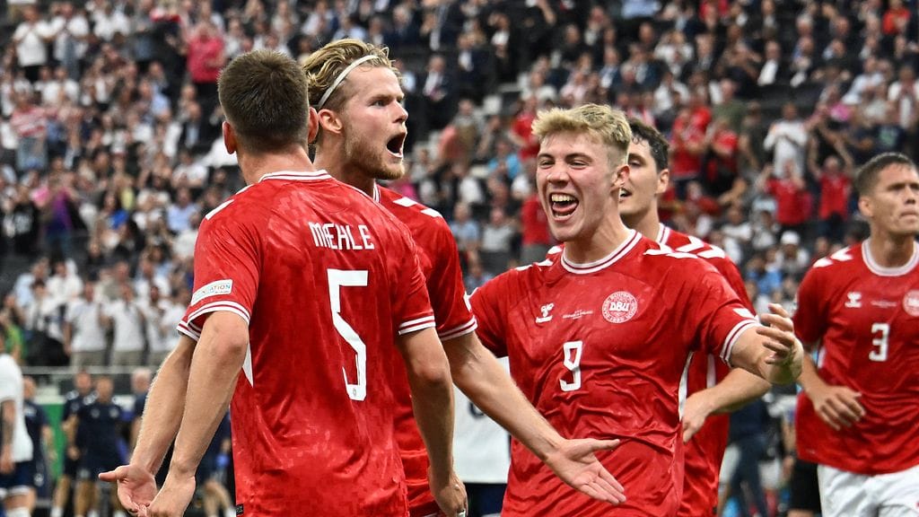 Tanskan Morten Hjulmand laukoi komean maalin Englantia vastaan.