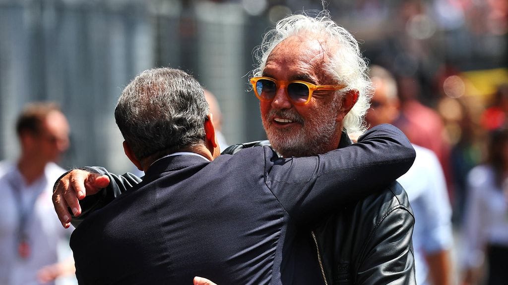 Flavio Briatore (kasvot kameraan päin).